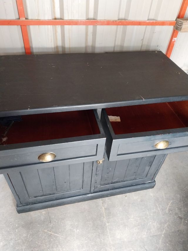 Cómoda negra de madera