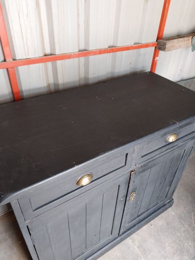 Cómoda negra de madera