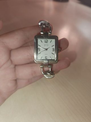 Reloj mujer plata rojo (SOLO PAGO EFECTIVO)