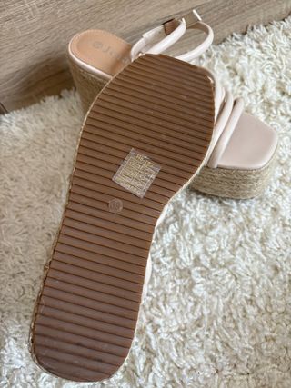 Sandalias cuña beige