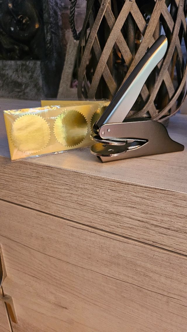 Selladora de lacre dorada