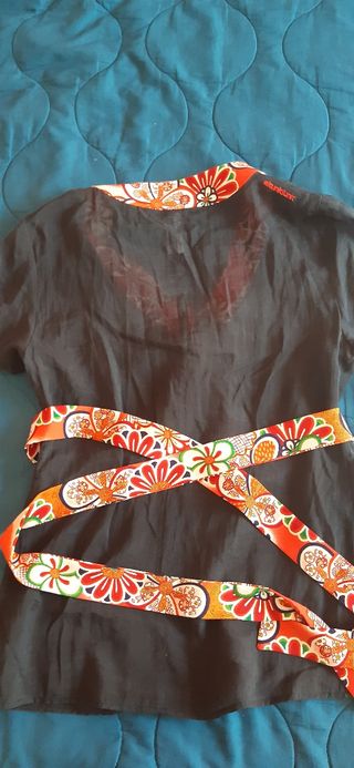 Blusa negra estilo japonés