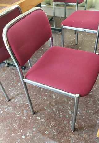 60 Sillas rojas metalicas, precio en tienda 150€