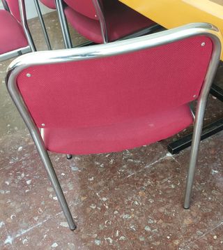 60 Sillas rojas metalicas, precio en tienda 150€