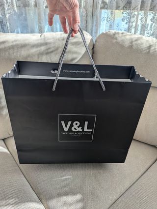Bolsa Vitorio & Lucchino. Papel cartón negro.