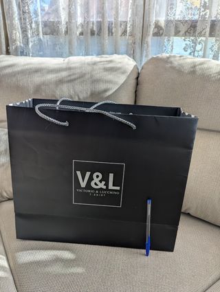 Bolsa Vitorio & Lucchino. Papel cartón negro.