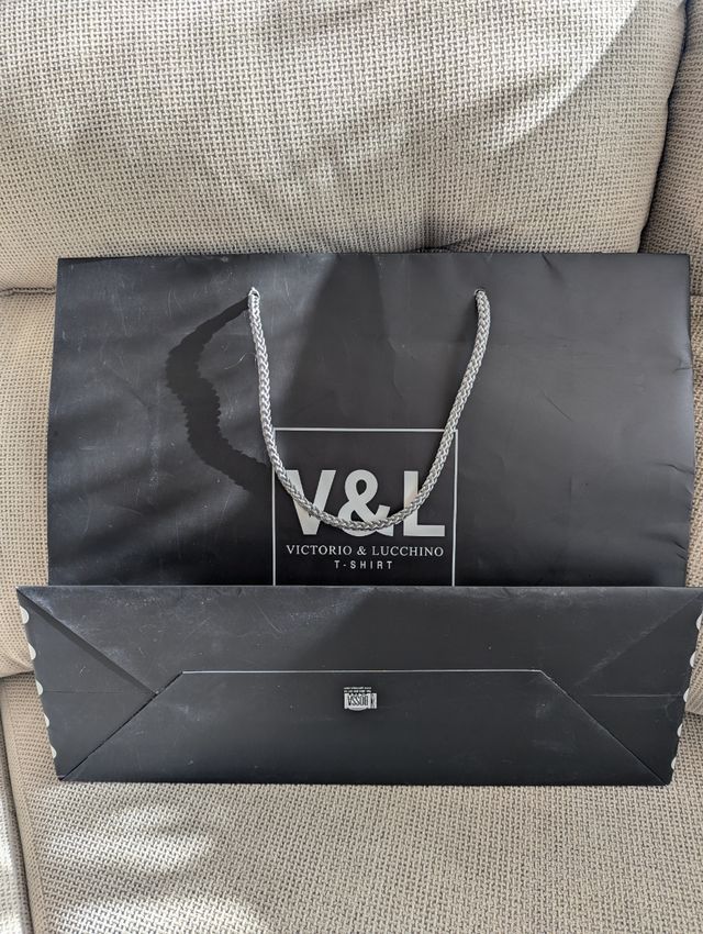 Bolsa Vitorio & Lucchino. Papel cartón negro.