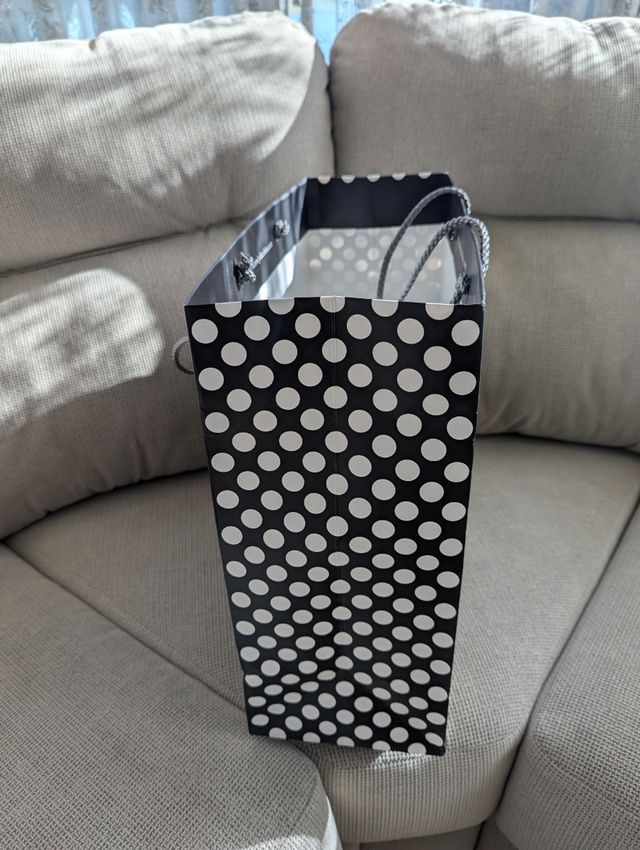 Bolsa Vitorio & Lucchino. Papel cartón negro.