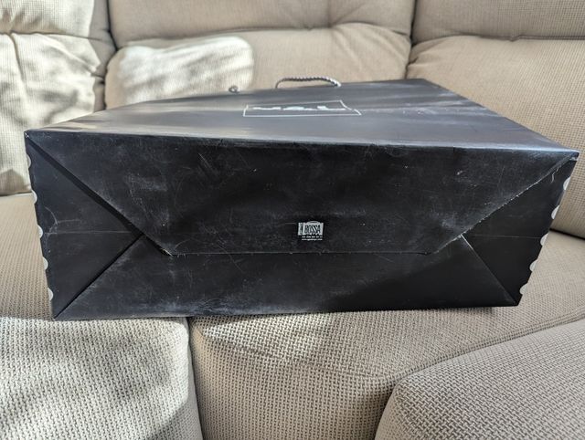 Bolsa Vitorio & Lucchino. Papel cartón negro.