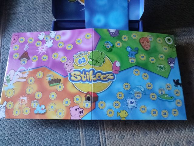 Stikeez: Álbum + Juego 37 Stikeez)