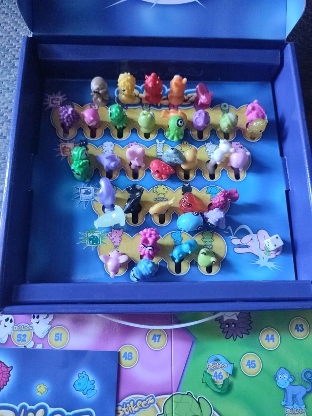 Stikeez: Álbum + Juego 37 Stikeez)