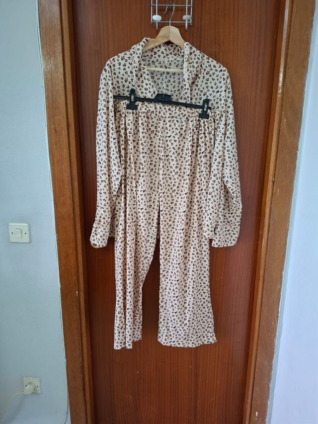 Pijama beige estampado 3 piezas