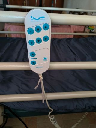 Cama articulada geriátrica con carro elevador