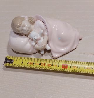 Statuetta bimba con orsetto