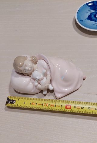 Statuetta bimba con orsetto