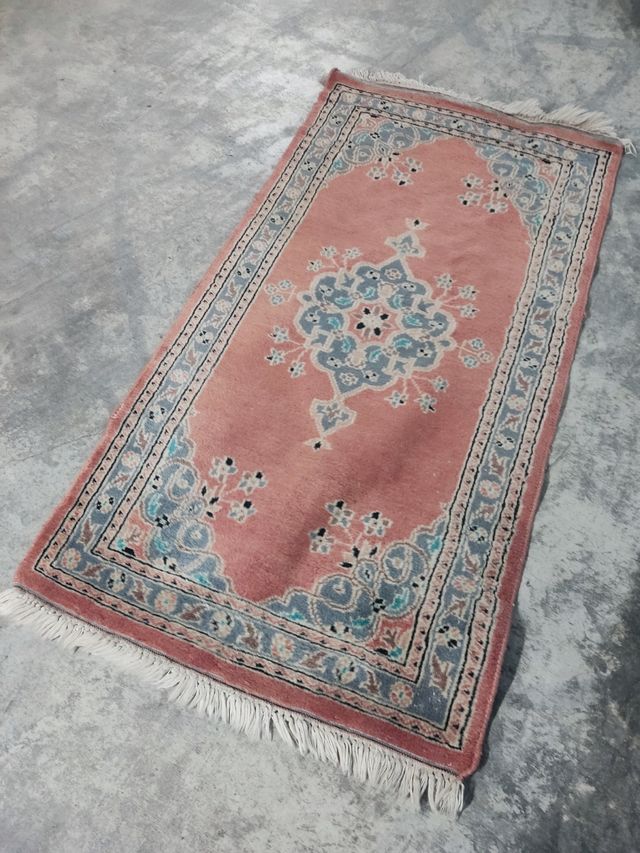Alfombra vintage rosa y azul.