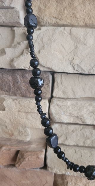 Gargantilla negra piedras naturales