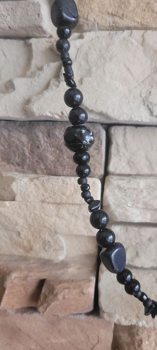 Gargantilla negra piedras naturales