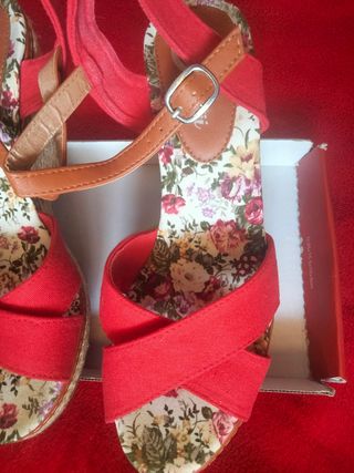 Sandalias cuña rojas talla 38
Un solo uso