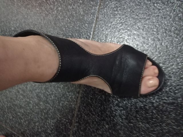 Sandalias de piel negras con tacón de 8cm. Mujer.