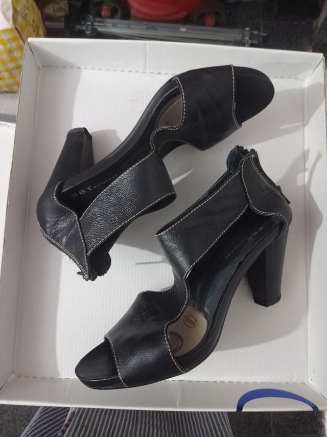 Sandalias de piel negras con tacón de 8cm. Mujer.