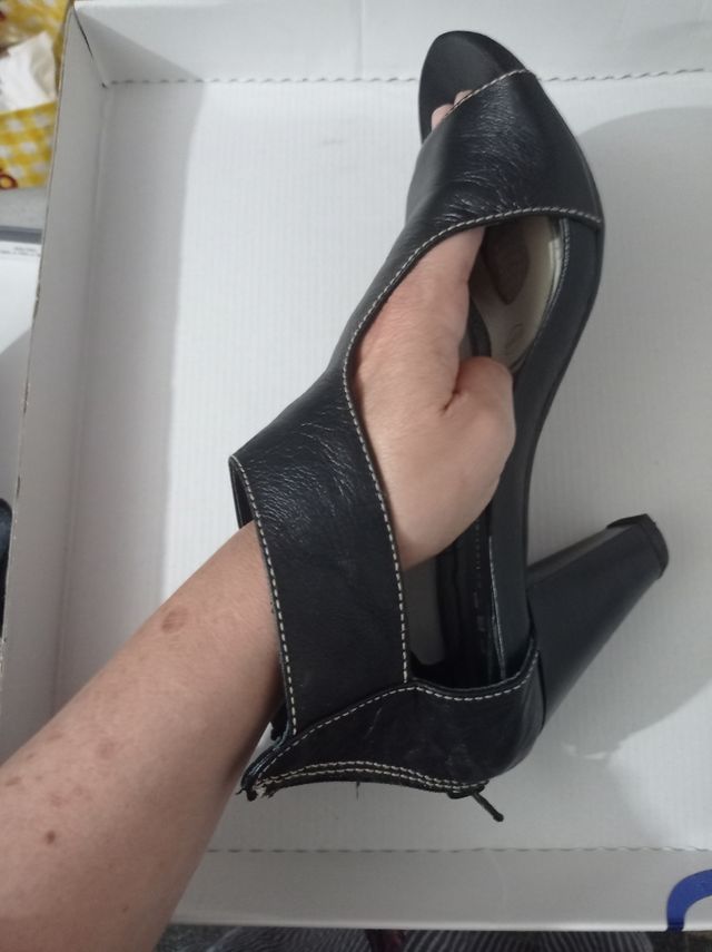 Sandalias de piel negras con tacón de 8cm. Mujer.