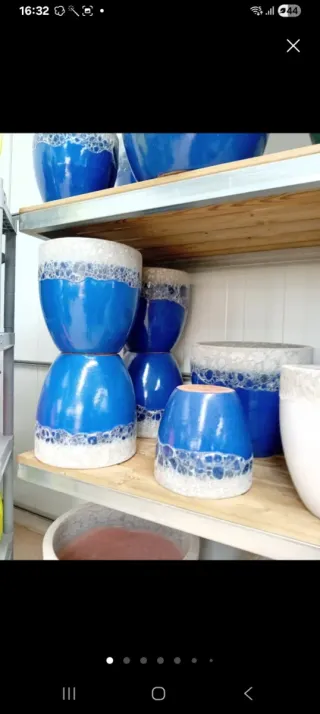 Macetas cerámica rojas y azules