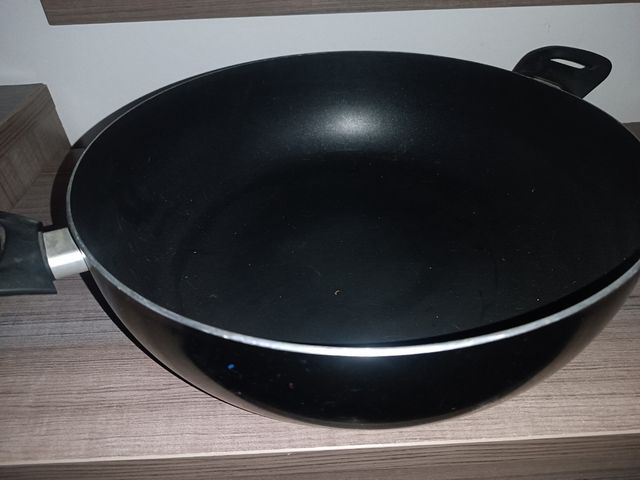 Olla grande negra de metal