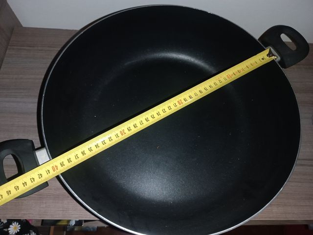 Olla grande negra de metal