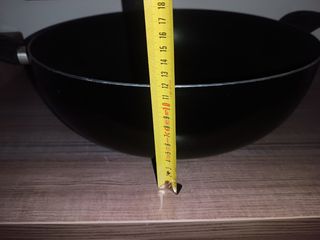 Olla grande negra de metal