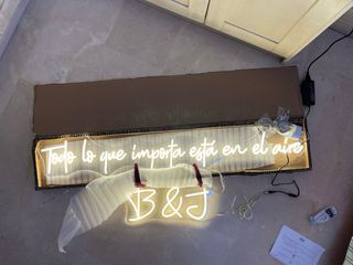 Neon boda: “Todo lo que importa està en el aire”