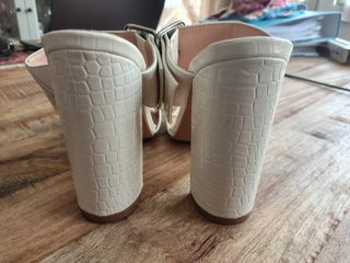 Tacones Blogger blancos efecto cocodrilo