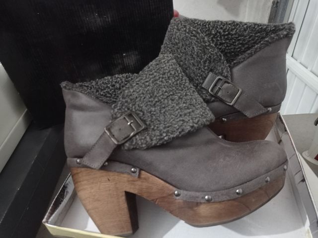 Botines Royalty grises.