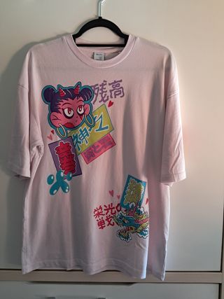Camiseta Bershka rosa estampada 