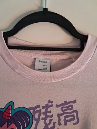 Camiseta Bershka rosa estampada 