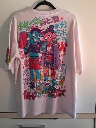 Camiseta Bershka rosa estampada 