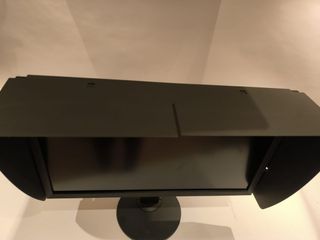 Monitor 27" Eizo ColorEdge + visera.