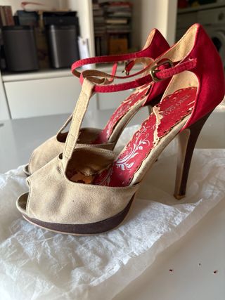 Tacones beige, rojos y marrón
