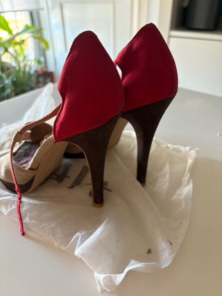 Tacones beige, rojos y marrón
