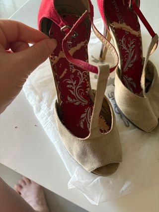 Tacones beige, rojos y marrón