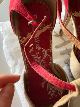 Tacones beige, rojos y marrón