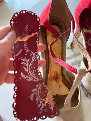 Tacones beige, rojos y marrón