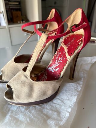 Tacones beige, rojos y marrón