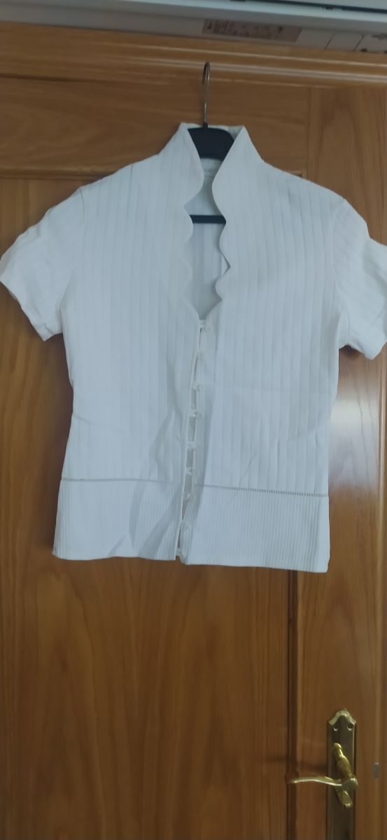Blusa blanca c/ botones 2 blusas una 20€ oferta 2.