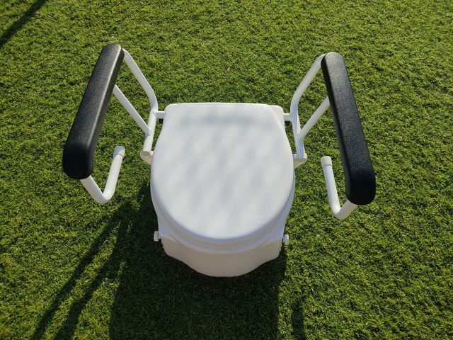 Asiento WC elevador con brazos