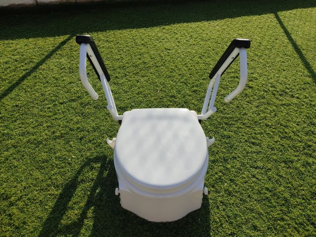 Asiento WC elevador con brazos