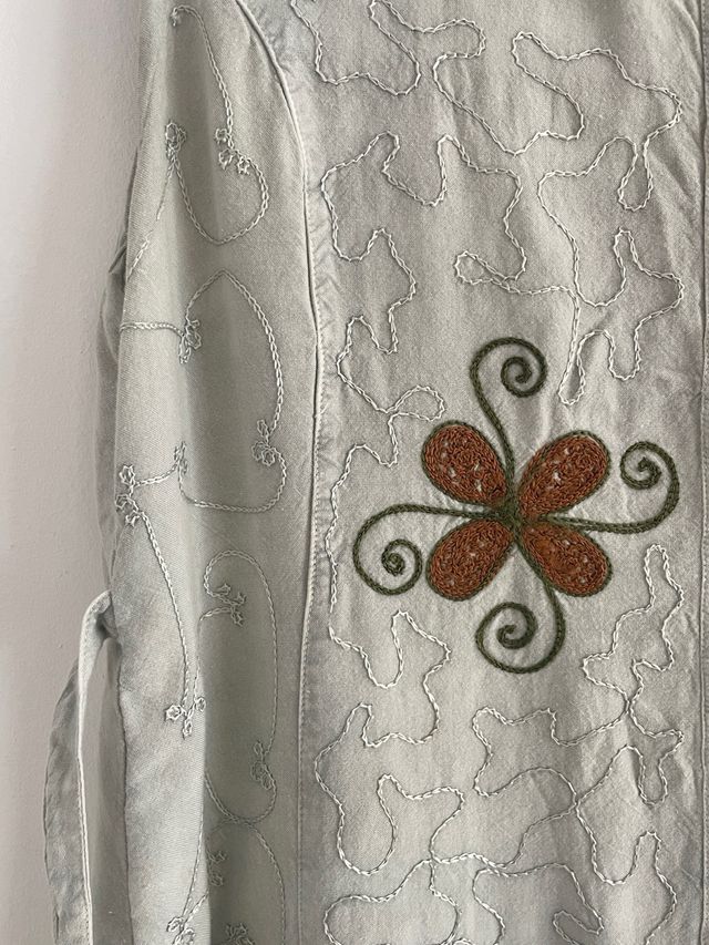 Abito gilet con bottoni floreali ricamati — Sleevele