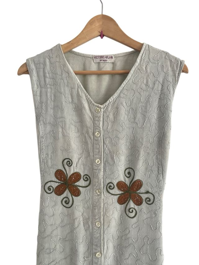 Abito gilet con bottoni floreali ricamati — Sleevele