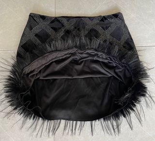 Preciosa Falda negra pedrería y pompon 