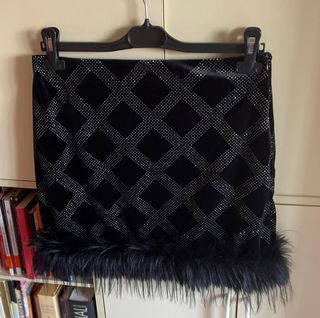Preciosa Falda negra pedrería y pompon 